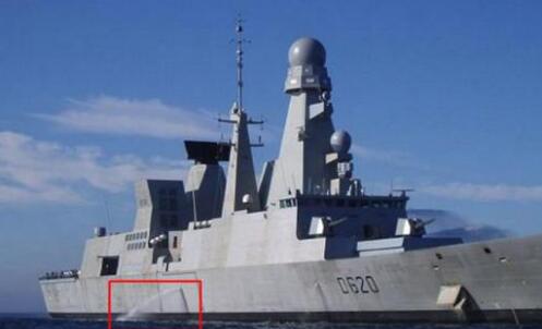 軍艦等大型船舶的側(cè)面不停地向外排水：水從哪里來(lái)？